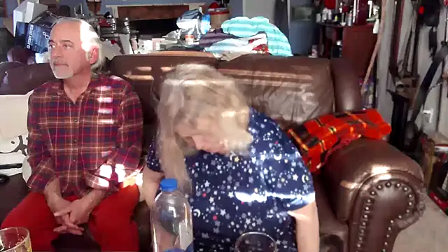 Snapshot of PincheDave4u chatting on March 5, 11:38 pm PincheDave4u online show from March 5, 11:38 pm