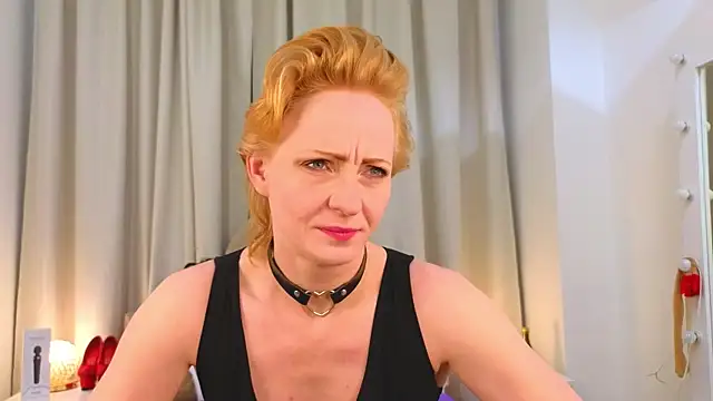 Snapshot of SquirtyAlisa chatting on March 22, 6:14 pm SquirtyAlisa online show from March 22, 6:14 pm