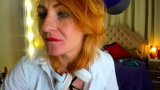 Snapshot of SquirtyAlisa chatting on October 17, 11:28 pm SquirtyAlisa online show from October 17, 11:28 pm