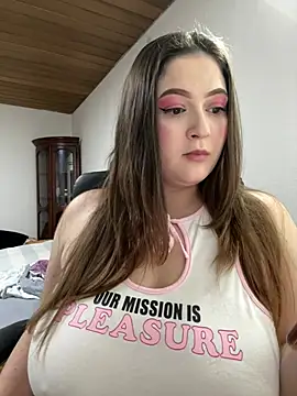 Snapshot of Kamilla_Loop chatting on February 17, 12:41 am Kamilla Loop online show from February 17, 12:41 am