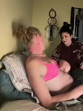 Snapshot of Cutetrans90 chatting on March 21, 5:43 am Cutetrans90 online show from March 21, 5:43 am