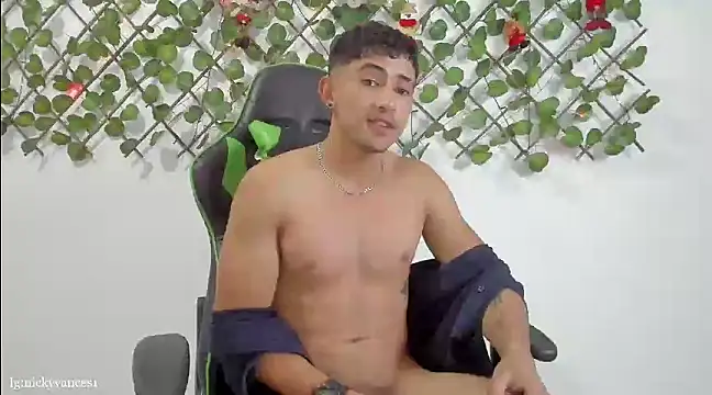 Snapshot of nicky_vances chatting on December 7, 10:01 pm nicky vances online show from December 7, 10:01 pm