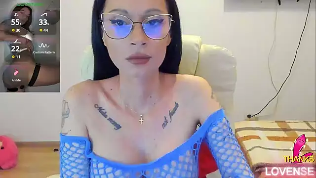 kissnicol32 online show from May 13, 4:14 pm
