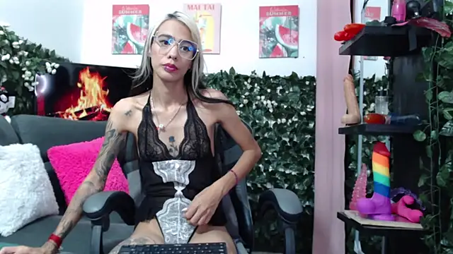 Snapshot of natasha_squirt28 chatting on September 12, 1:28 am natasha squirt28 online show from September 12, 1:28 am