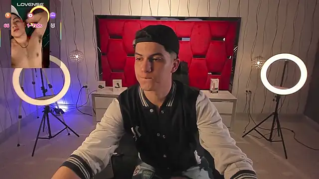 Snapshot of Brat_ chatting on December 15, 7:52 pm Brat online show from December 15, 7:52 pm