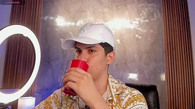 Snapshot of Brat_ chatting on November 16, 10:02 pm Brat online show from November 16, 10:02 pm