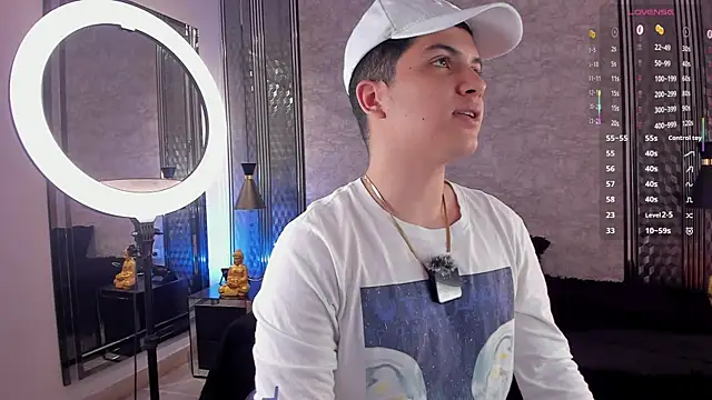 Snapshot of Brat_ chatting on November 13, 9:19 pm Brat online show from November 13, 9:19 pm