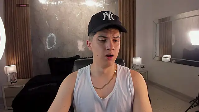 Snapshot of Brat_ chatting on November 22, 9:13 pm Brat online show from November 22, 9:13 pm