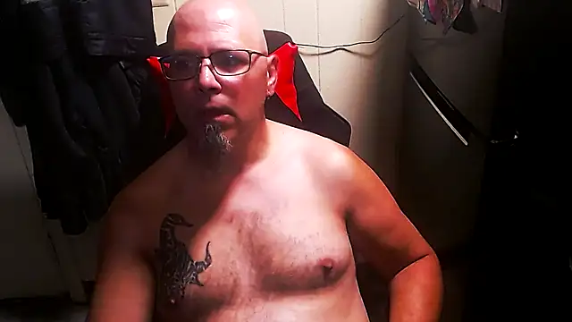 Snapshot of KrazyLegz chatting on October 5, 3:03 pm KrazyLegz online show from October 5, 3:03 pm