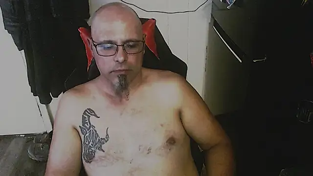 Snapshot of KrazyLegz chatting on October 7, 1:06 am KrazyLegz online show from October 7, 1:06 am