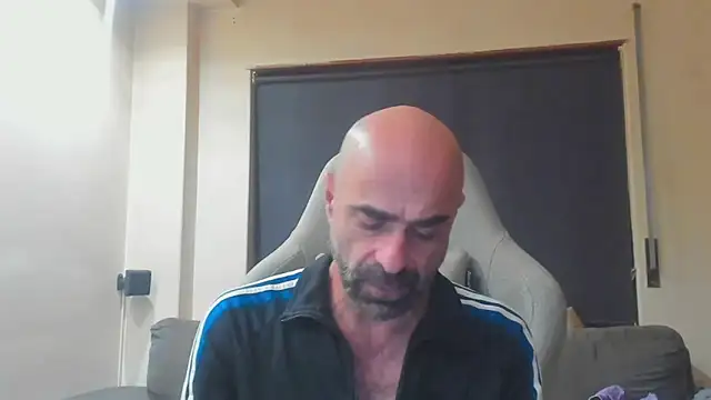 Snapshot of Bicopflirt chatting on November 7, 1:32 am Bicopflirt online show from November 7, 1:32 am