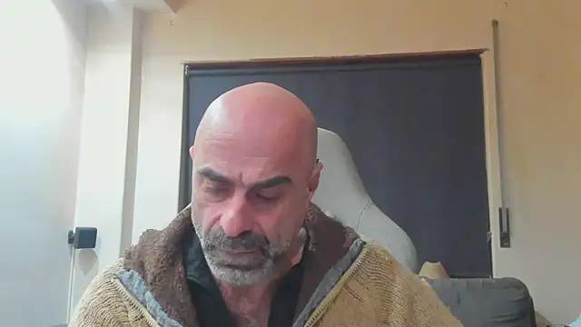 Snapshot of Bicopflirt chatting on December 4, 12:20 am Bicopflirt online show from December 4, 12:20 am