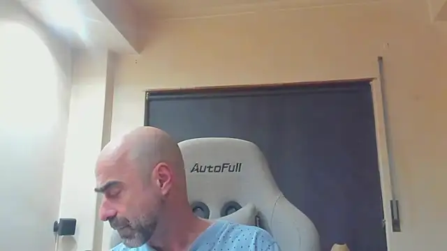 Snapshot of Bicopflirt chatting on December 3, 1:28 am Bicopflirt online show from December 3, 1:28 am