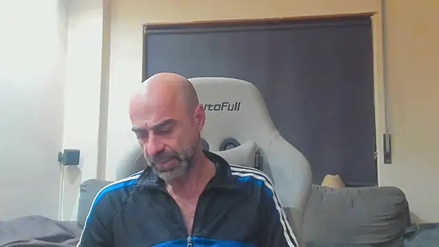 Snapshot of Bicopflirt chatting on November 9, 1:20 am Bicopflirt online show from November 9, 1:20 am