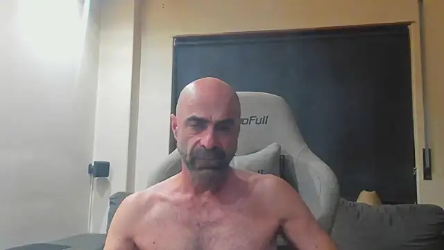 Snapshot of Bicopflirt chatting on October 29, 1:04 am Bicopflirt online show from October 29, 1:04 am