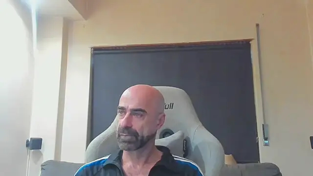 Snapshot of Bicopflirt chatting on November 25, 4:29 pm Bicopflirt online show from November 25, 4:29 pm