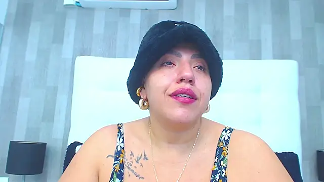 Snapshot of LeahMillerr chatting on February 20, 1:02 pm LeahMillerr online show from February 20, 1:02 pm