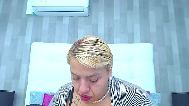 Snapshot of LeahMillerr chatting on February 5, 12:45 pm LeahMillerr online show from February 5, 12:45 pm