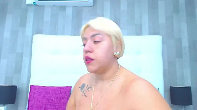 Snapshot of LeahMillerr chatting on February 2, 1:32 pm LeahMillerr online show from February 2, 1:32 pm