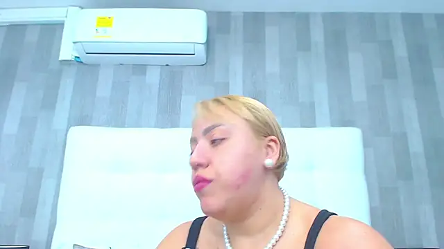 LeahMillerr online show from December 3, 1:32 pm