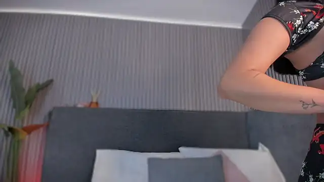 Snapshot of emelie_89 chatting on June 4, 12:43 pm emelie 89 online show from June 4, 12:43 pm