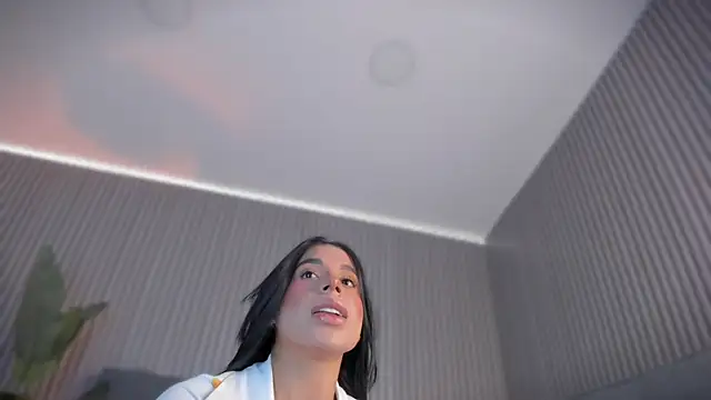 Snapshot of emelie_89 chatting on May 13, 10:11 am emelie 89 online show from May 13, 10:11 am