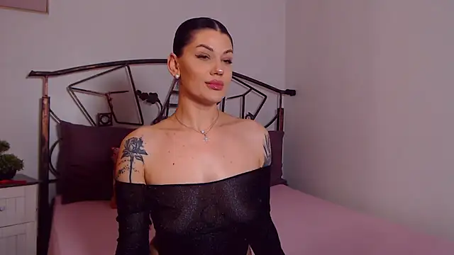 YvonneEverlee online show from April 22, 7:42 pm