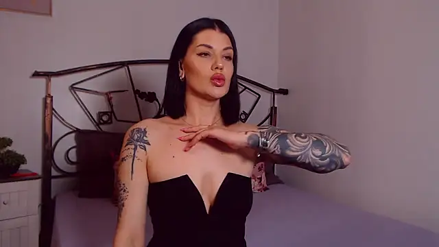 YvonneEverlee online show from May 18, 7:29 pm