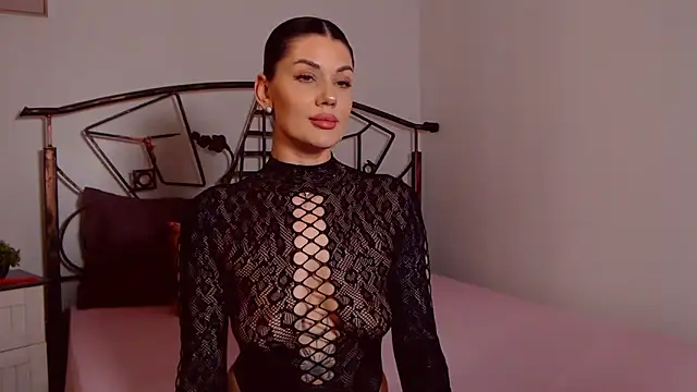 YvonneEverlee online show from April 3, 7:42 pm