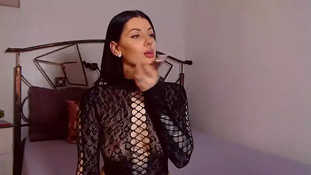 YvonneEverlee online show from April 15, 5:02 am