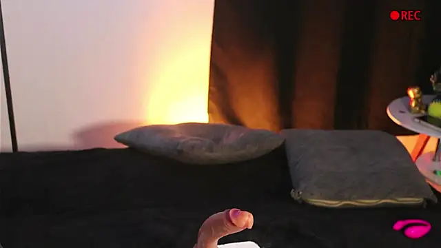 yourtoybella online show from April 15, 7:58 pm