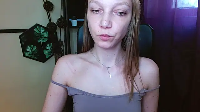 EmillyPlay online show from April 20, 1:45 pm