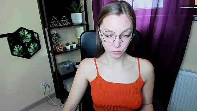 Snapshot of EmillyPlay chatting on March 21, 6:49 am EmillyPlay online show from March 21, 6:49 am