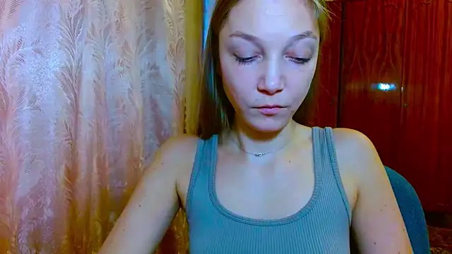 EmillyPlay online show from December 3, 12:04 pm