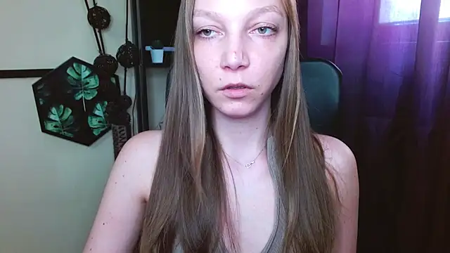 EmillyPlay online show from April 22, 2:02 pm