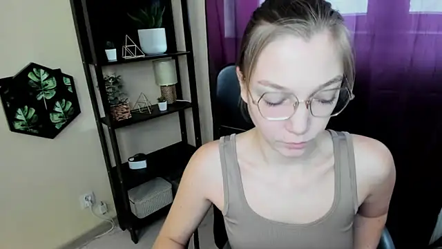 Snapshot of EmillyPlay chatting on February 22, 7:34 am EmillyPlay online show from February 22, 7:34 am