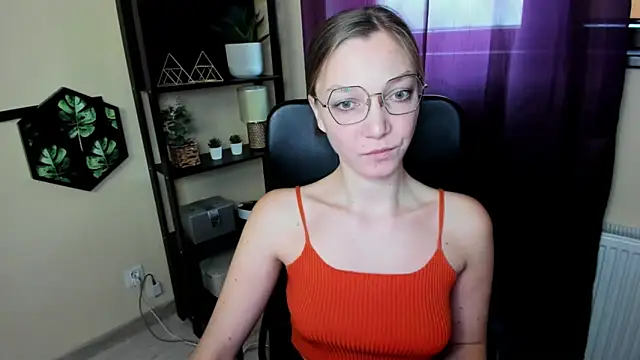 Snapshot of EmillyPlay chatting on March 21, 10:17 am EmillyPlay online show from March 21, 10:17 am