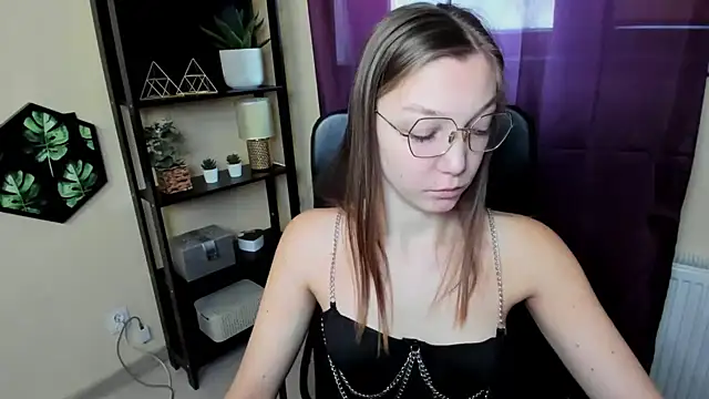 Snapshot of EmillyPlay chatting on March 18, 6:39 am EmillyPlay online show from March 18, 6:39 am