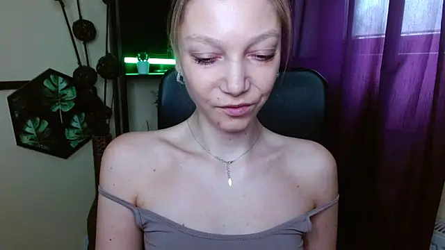 EmillyPlay online show from April 11, 7:16 am