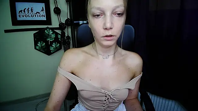 EmillyPlay online show from July 9, 5:30 am