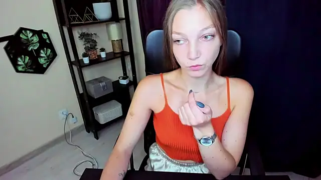 Snapshot of EmillyPlay chatting on September 9, 7:51 am EmillyPlay online show from September 9, 7:51 am