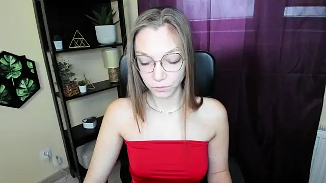 Snapshot of EmillyPlay chatting on March 11, 6:41 am EmillyPlay online show from March 11, 6:41 am