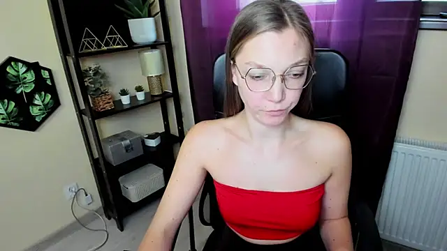 Snapshot of EmillyPlay chatting on March 19, 1:18 pm EmillyPlay online show from March 19, 1:18 pm