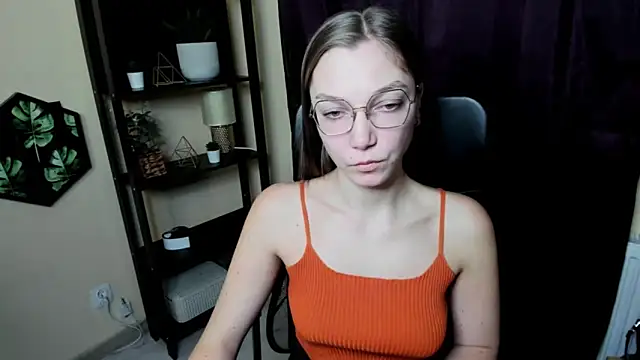 Snapshot of EmillyPlay chatting on February 19, 7:59 pm EmillyPlay online show from February 19, 7:59 pm