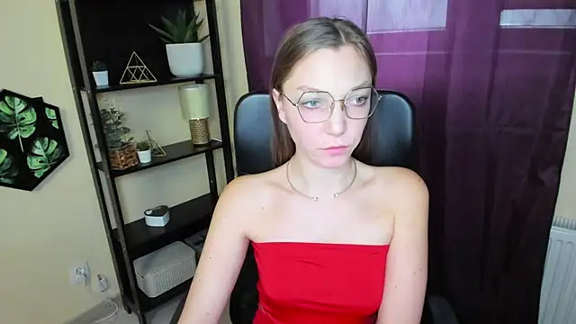 Snapshot of EmillyPlay chatting on March 11, 12:50 pm EmillyPlay online show from March 11, 12:50 pm