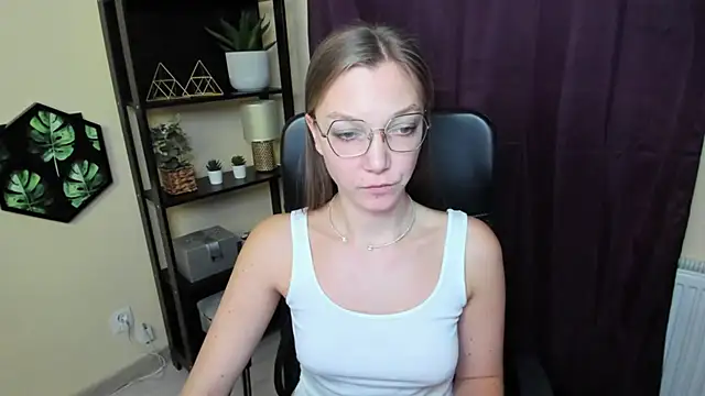 Snapshot of EmillyPlay chatting on March 12, 8:09 pm EmillyPlay online show from March 12, 8:09 pm