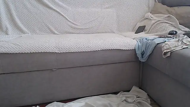 Burberrry  online show from March 9, 8:18 am