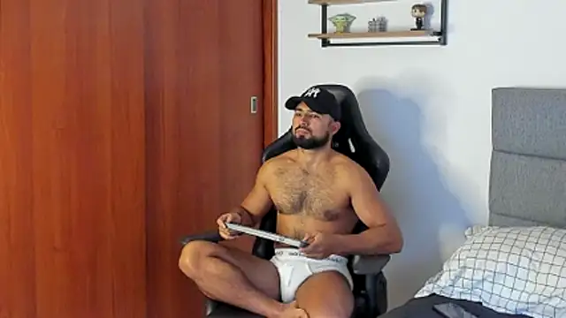 Snapshot of ethaanjones chatting on October 14, 8:20 pm ethaanjones online show from October 14, 8:20 pm