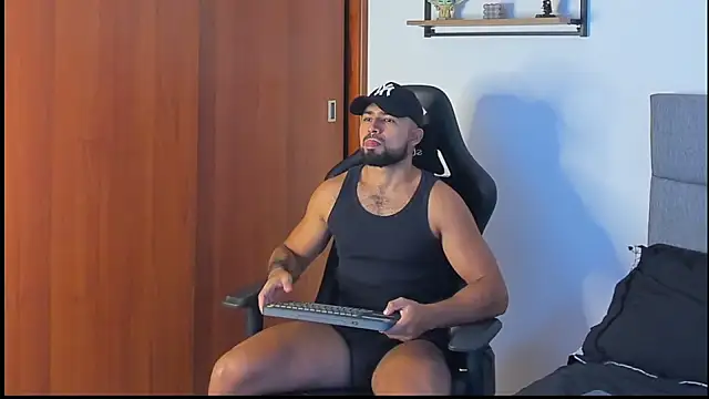 Snapshot of ethaanjones chatting on October 2, 7:39 pm ethaanjones online show from October 2, 7:39 pm