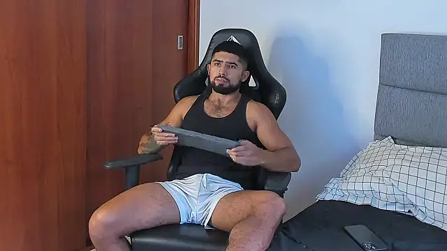 Snapshot of ethaanjones chatting on October 12, 7:48 pm ethaanjones online show from October 12, 7:48 pm